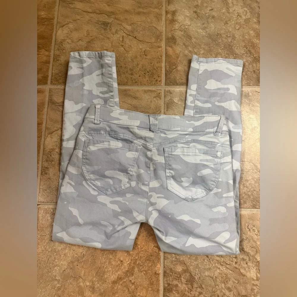 Democracy Light Gray Camouflage Democracy “Ab”solution Gray Skinnies Size 4 - Picture 3 of 5